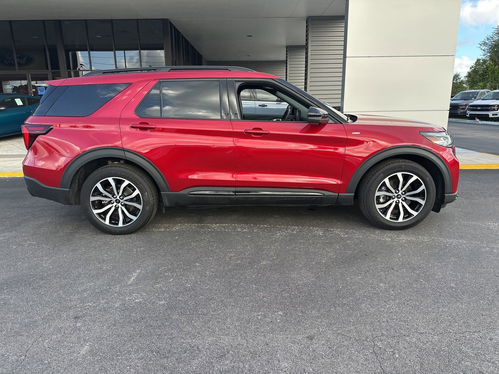 Certified 2025 Ford Explorer ST-Line w/ Premium Package RWD image 3