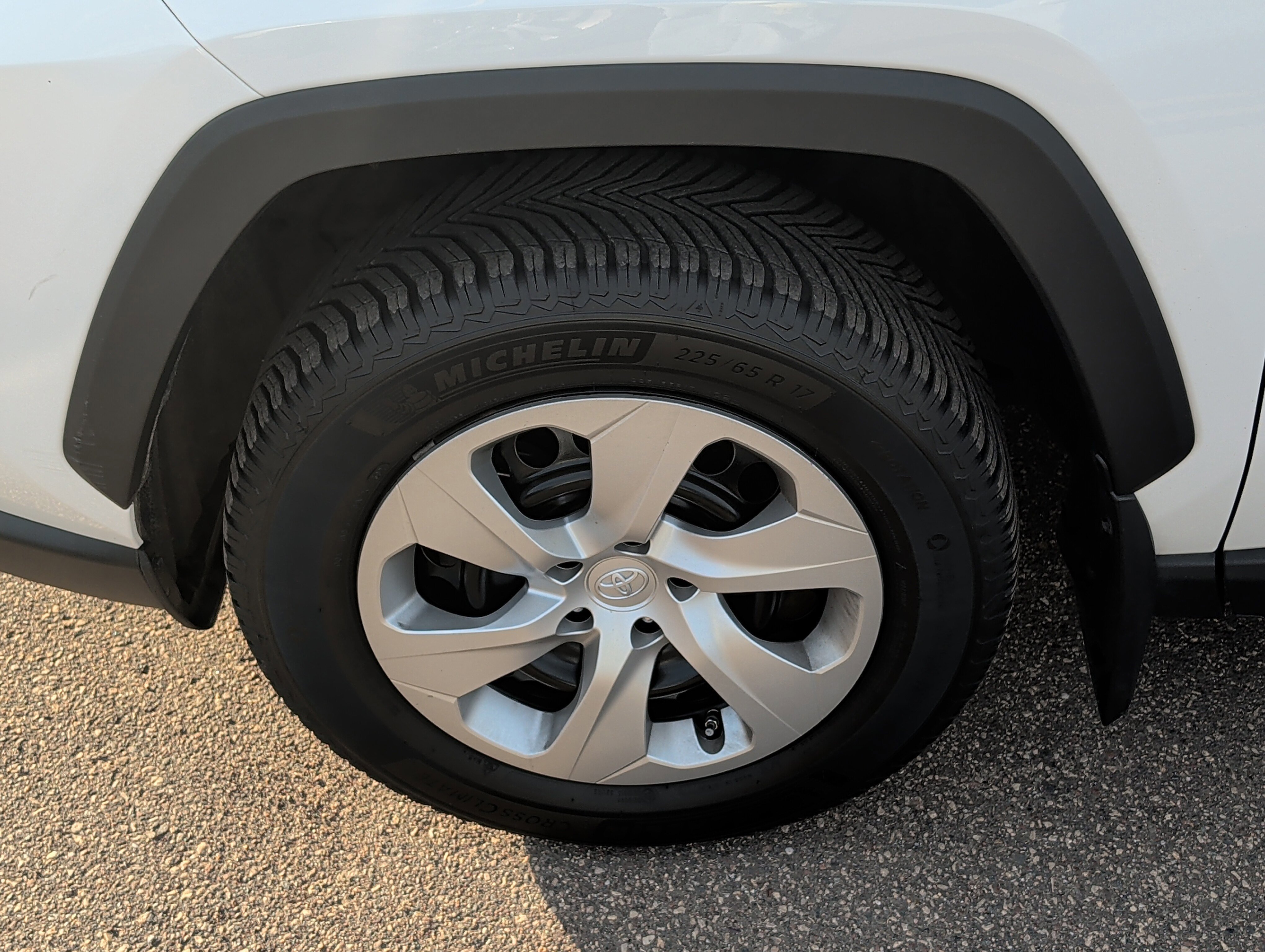 Used 2022 Toyota RAV4 LE w/ Carpet Mat Package (TMS) AWD/4WD image 7