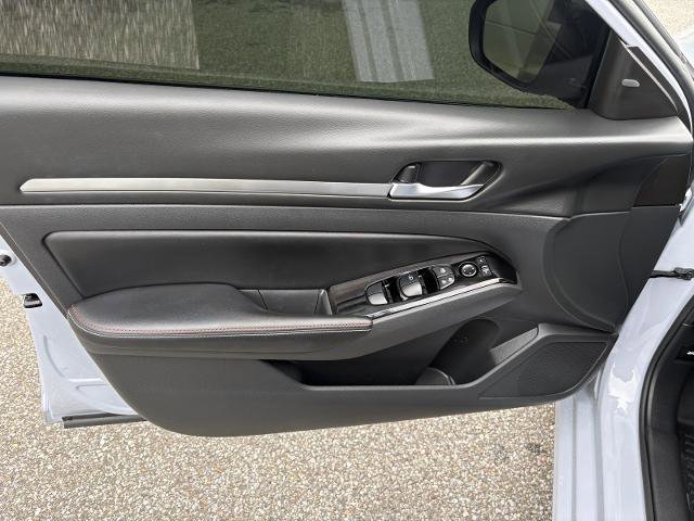 Used 2024 Nissan Altima 2.5 SR w/ SR Premium Package FWD image 10