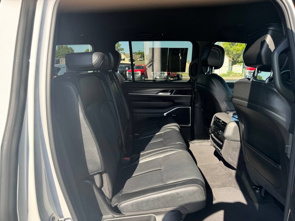 Used 2023 Jeep Wagoneer Series III w/ Preferred Equipment Group AWD/4WD image 17