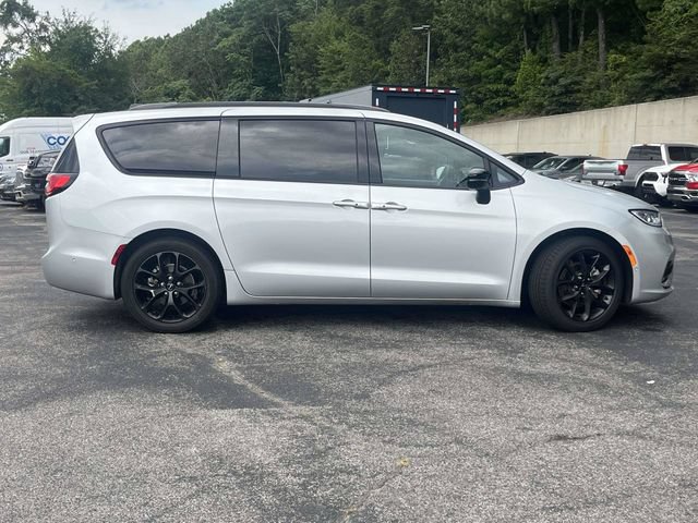 Used 2024 Chrysler Pacifica Touring-L w/ S Appearance Package FWD image 2