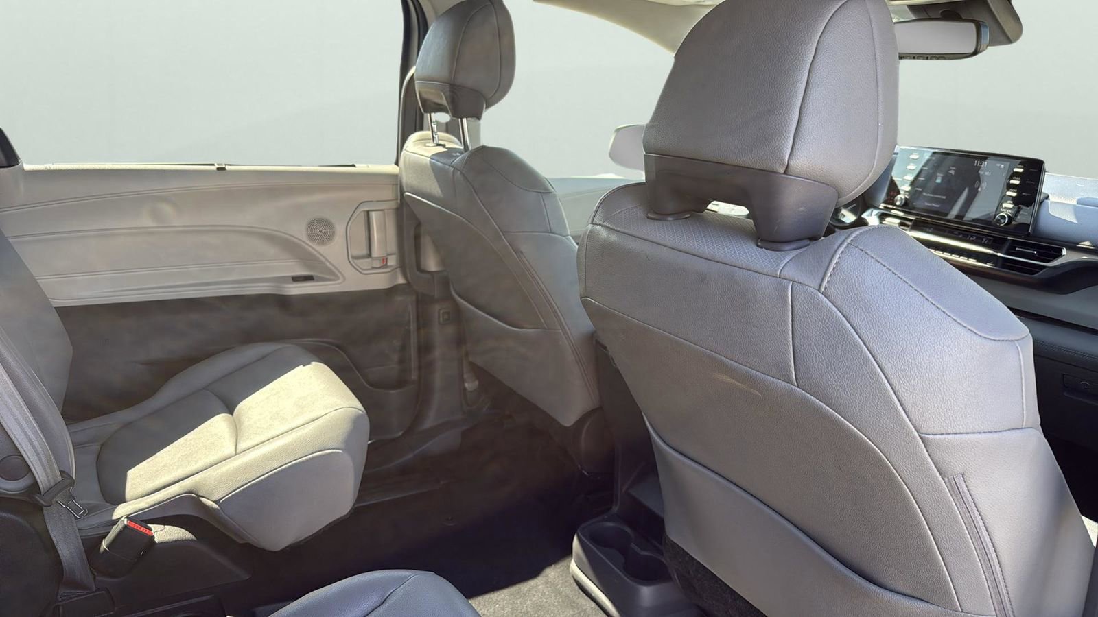 Used 2023 Toyota Sienna XLE image 29