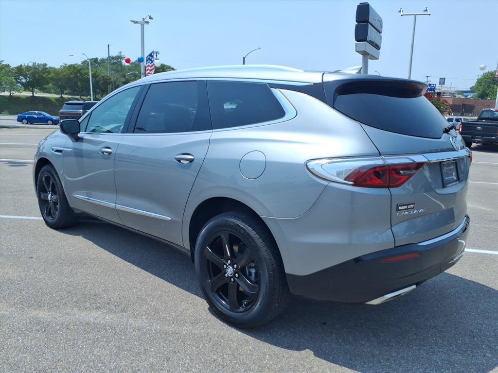 Used 2023 Buick Enclave Essence w/ Sport Touring Edition FWD image 3