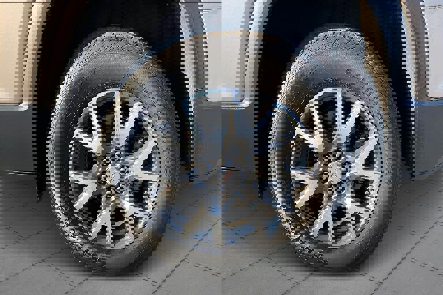 Used 2023 GMC Acadia SLE w/ Driver Convenience Package image 13