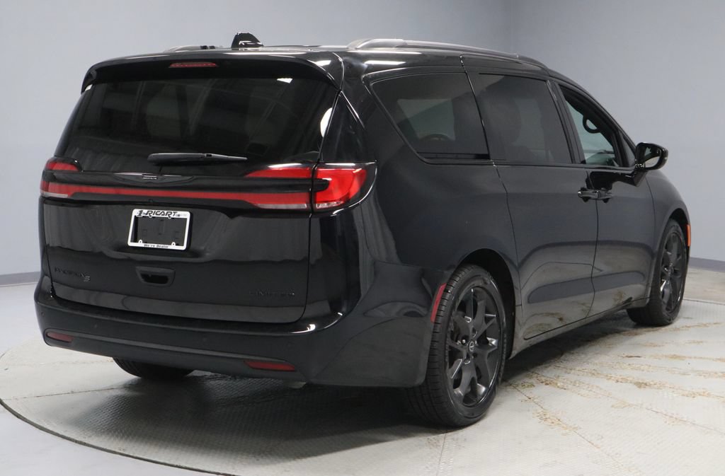 Used 2025 Chrysler Pacifica Limited FWD image 11