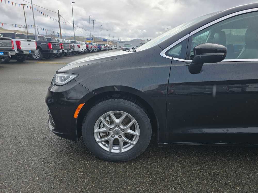 Used 2023 Chrysler Pacifica Touring-L image 19