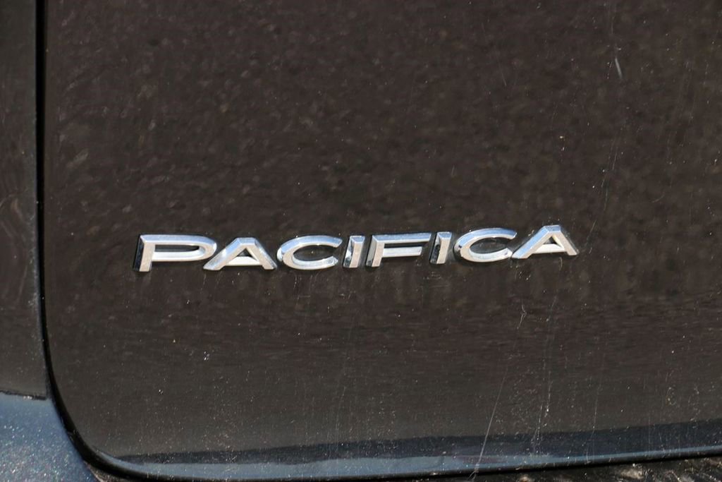Used 2023 Chrysler Pacifica Touring-L FWD image 8