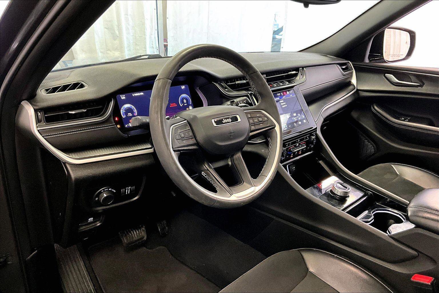 Used 2023 Jeep Grand Cherokee Altitude image 12