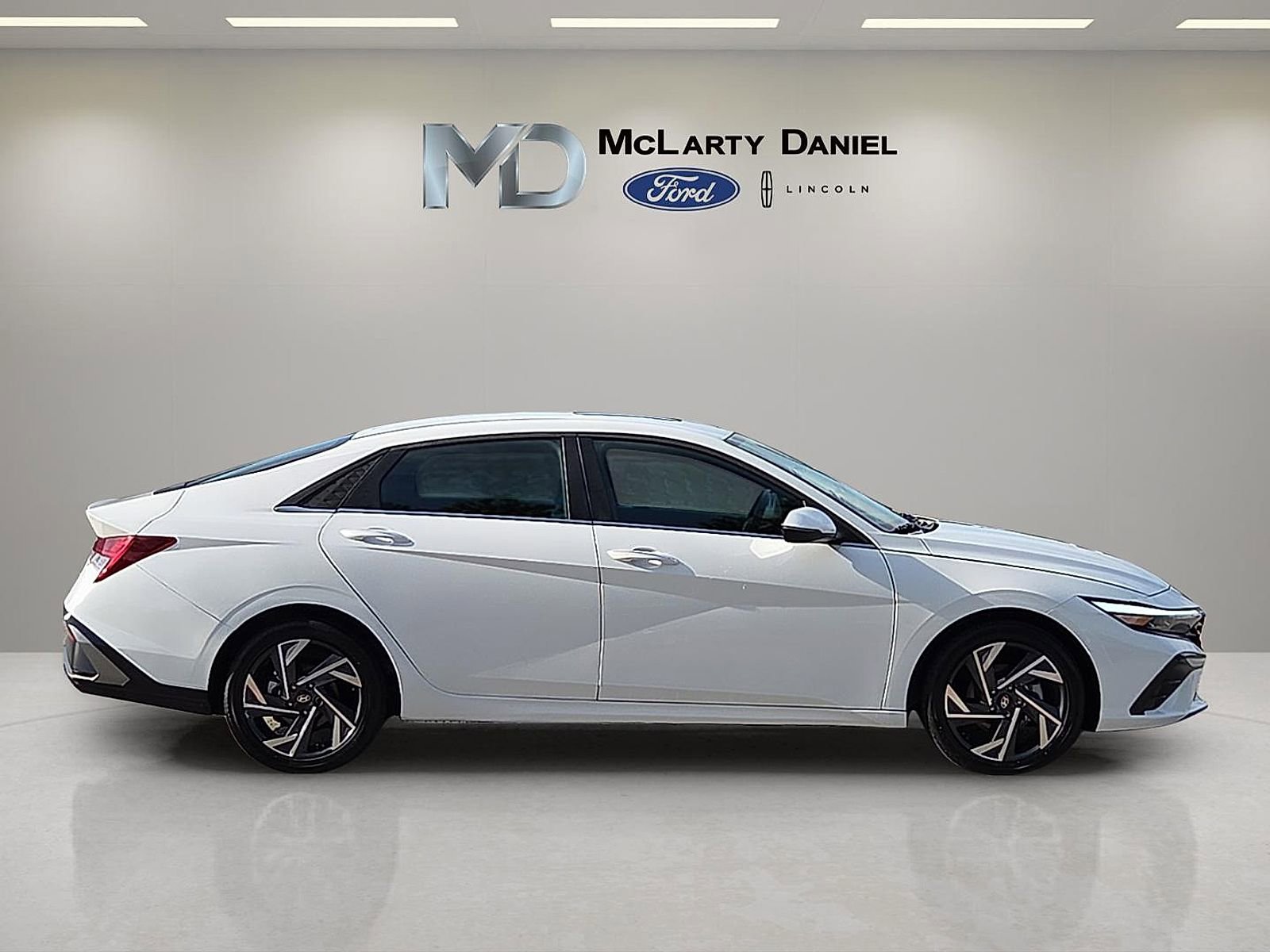 Used 2025 Hyundai Elantra Limited w/ Cargo Package FWD image 6