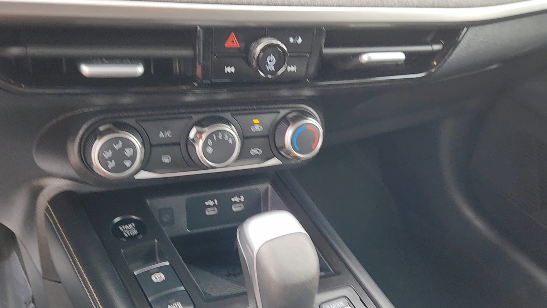 Used 2025 Nissan Kicks SV AWD/4WD image 36