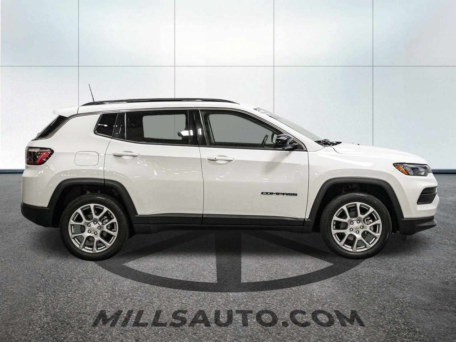 Used 2022 Jeep Compass Latitude image 3