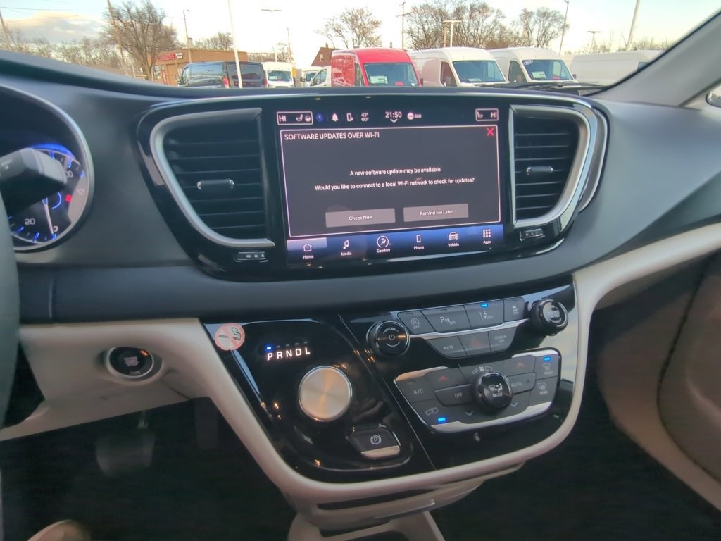 Used 2024 Chrysler Pacifica Touring-L image 18