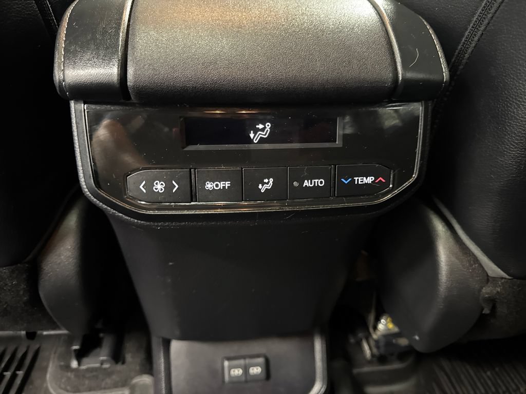 Used 2023 Toyota Highlander XLE AWD/4WD image 34
