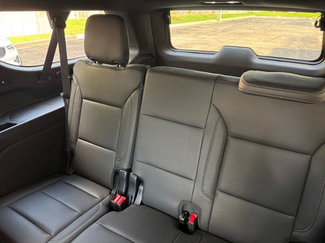 Used 2024 Chevrolet Suburban Z71 w/ Luxury Package AWD/4WD image 18