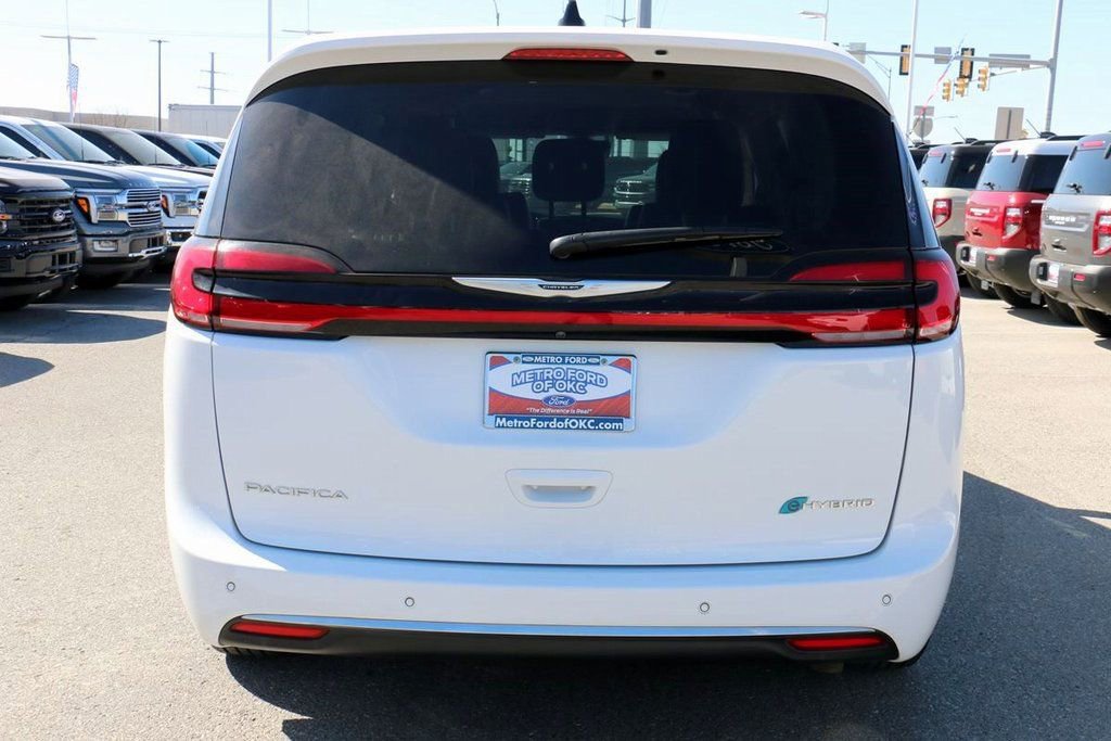 Used 2024 Chrysler Pacifica Select image 6
