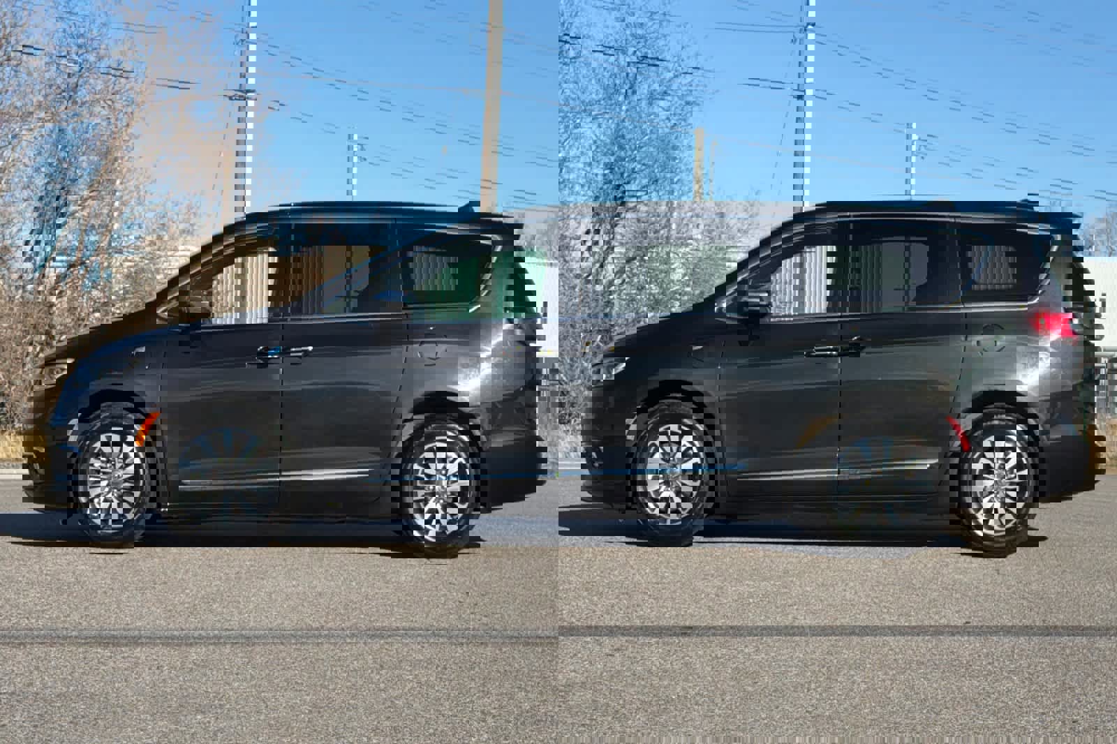 Used 2023 Chrysler Pacifica Limited image 2