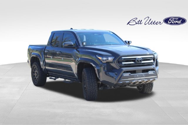 Used 2025 Toyota Tacoma SR5 AWD/4WD image 3