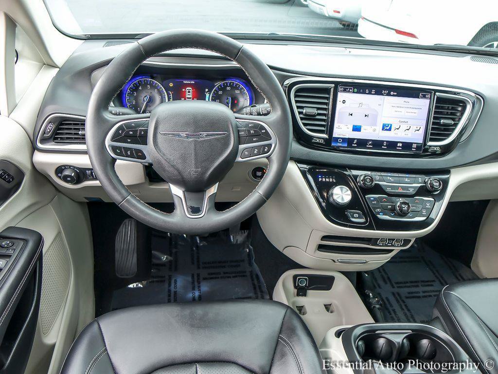Used 2024 Chrysler Pacifica Touring-L FWD image 13