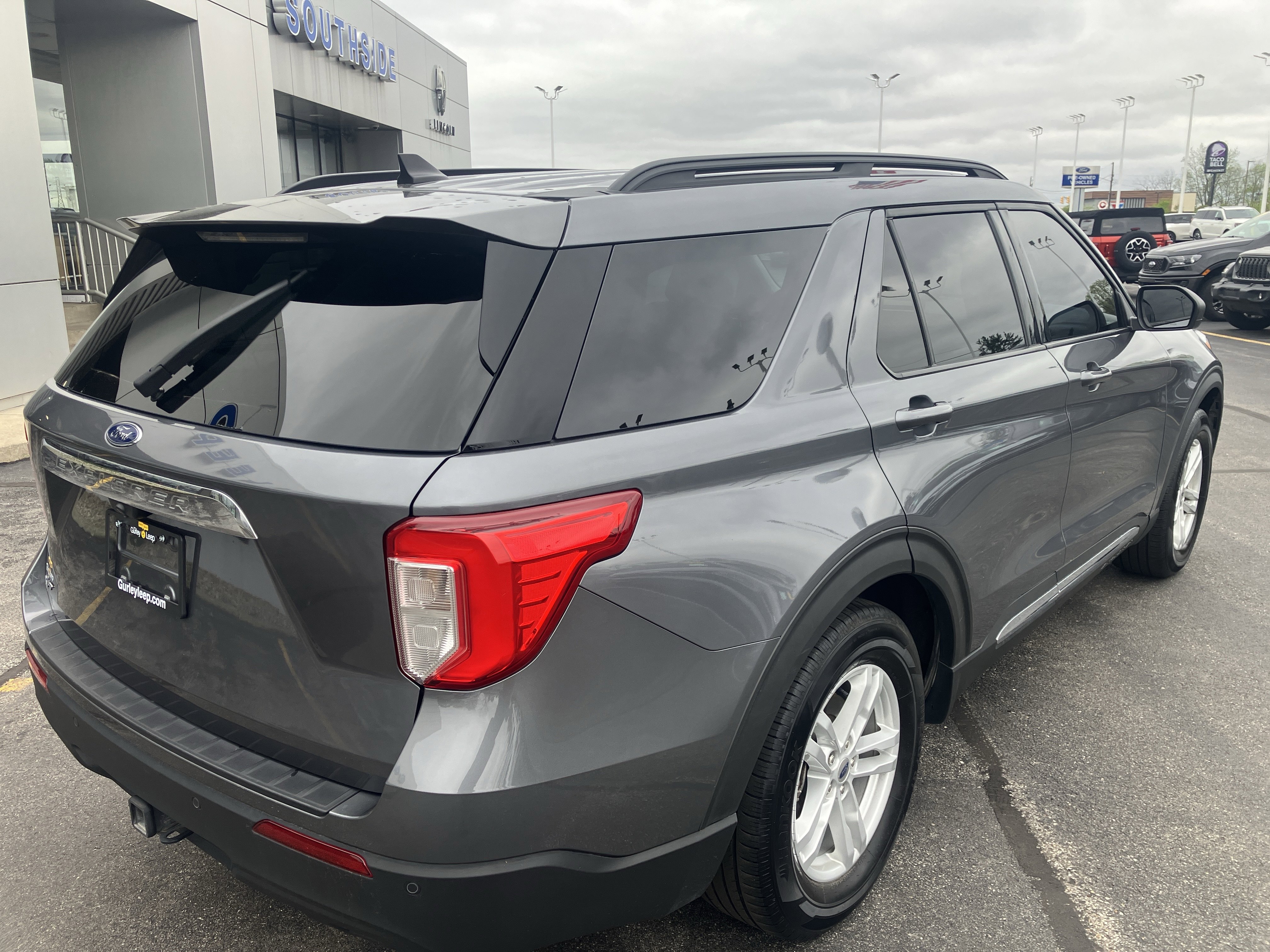 Certified 2021 Ford Explorer XLT w/ Class III Trailer Tow Package RWD image 7