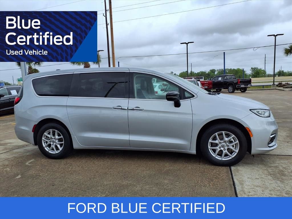 Used 2024 Chrysler Pacifica Touring-L image 8