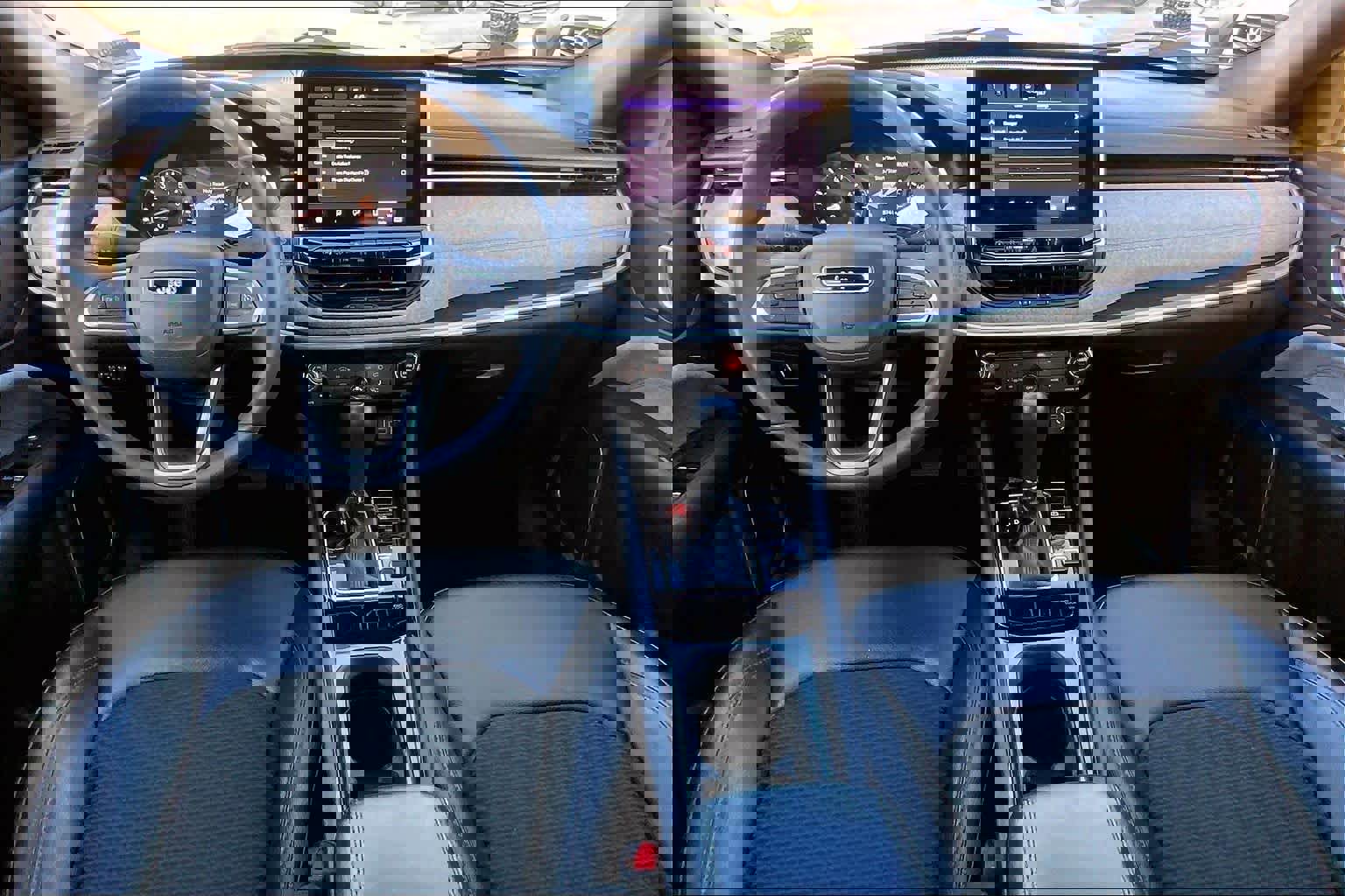 Used 2024 Jeep Compass Latitude image 16