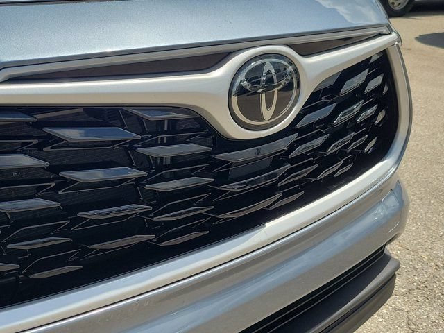 Used 2023 Toyota Highlander XLE FWD image 14