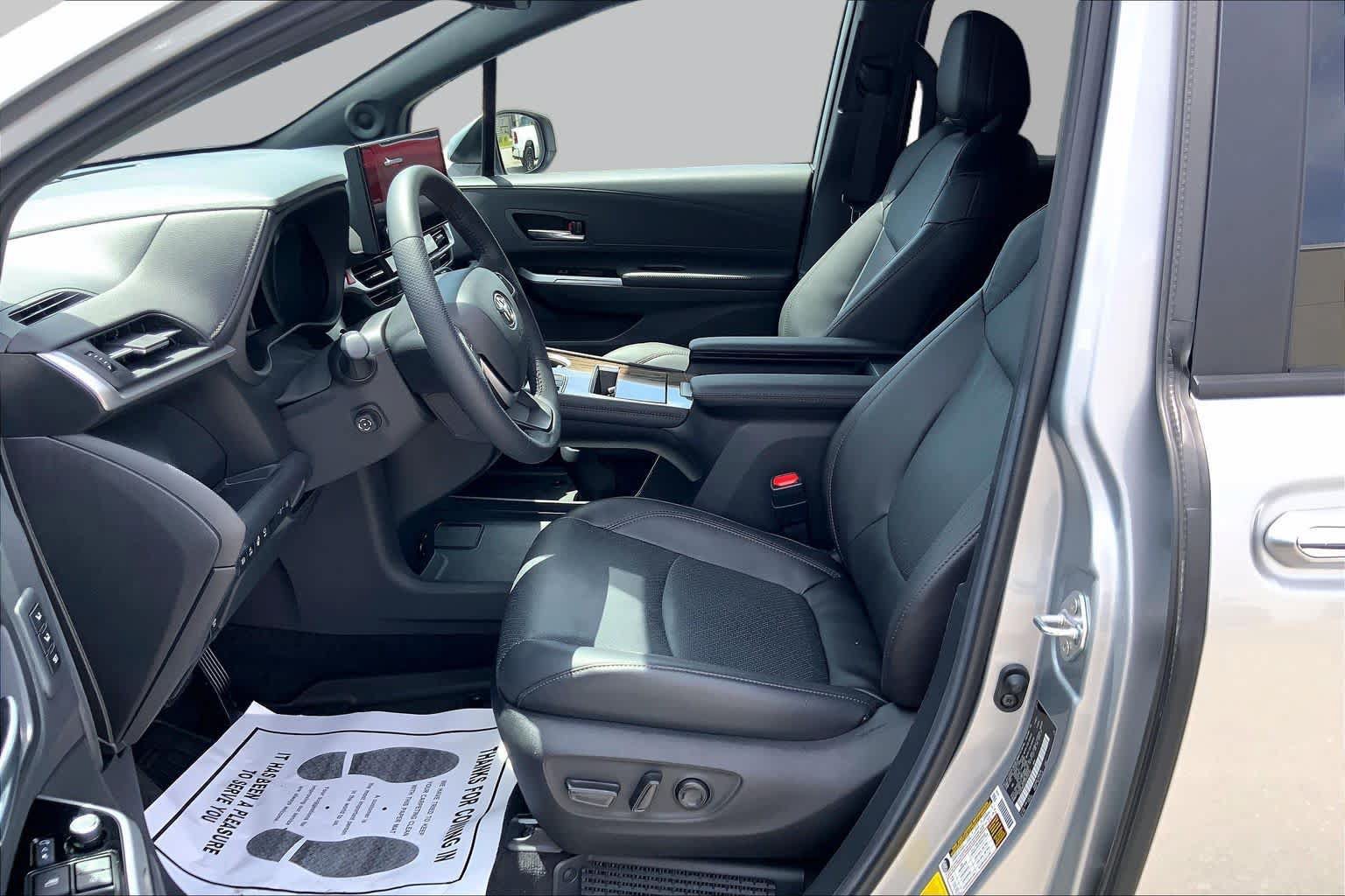 Used 2025 Toyota Sienna Platinum FWD image 8