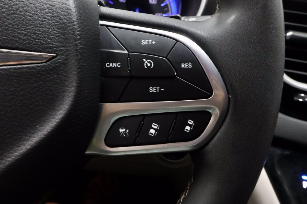 Used 2024 Chrysler Pacifica Touring-L FWD image 28