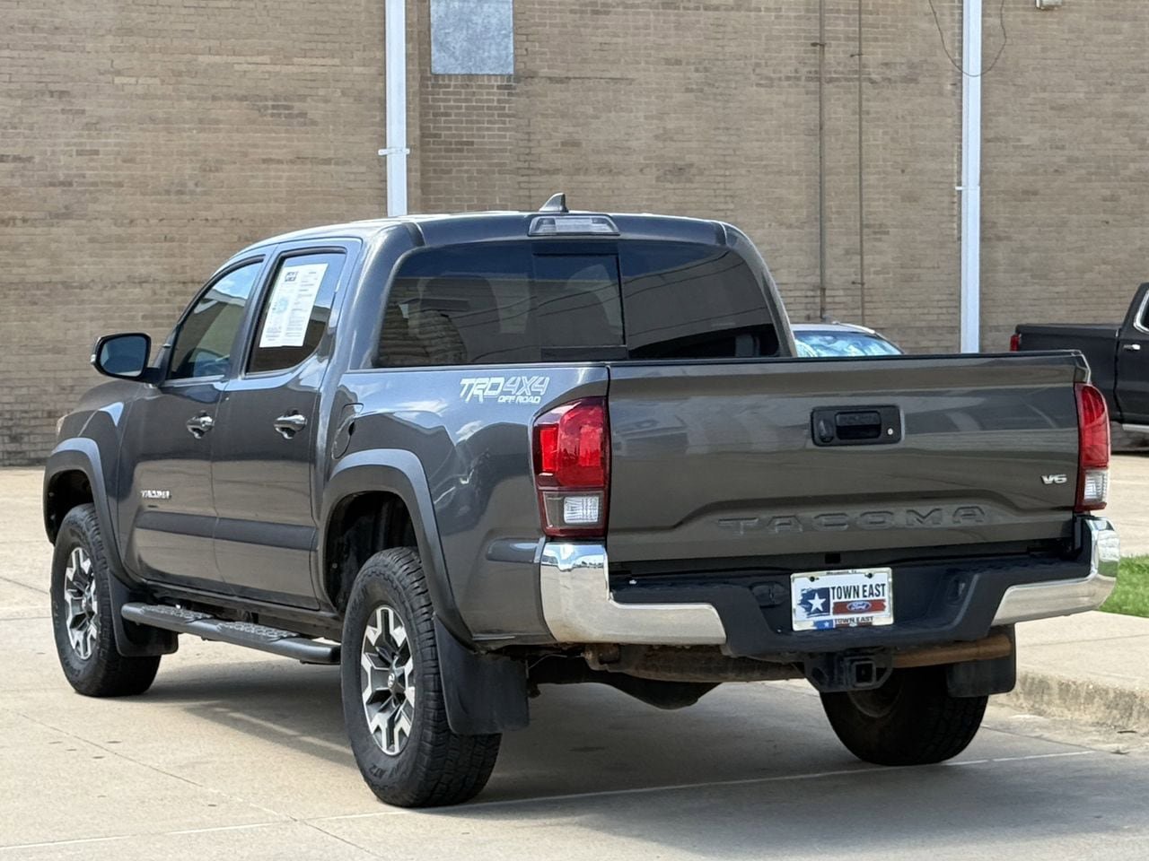 Used 2018 Toyota Tacoma TRD Off-Road AWD/4WD image 5