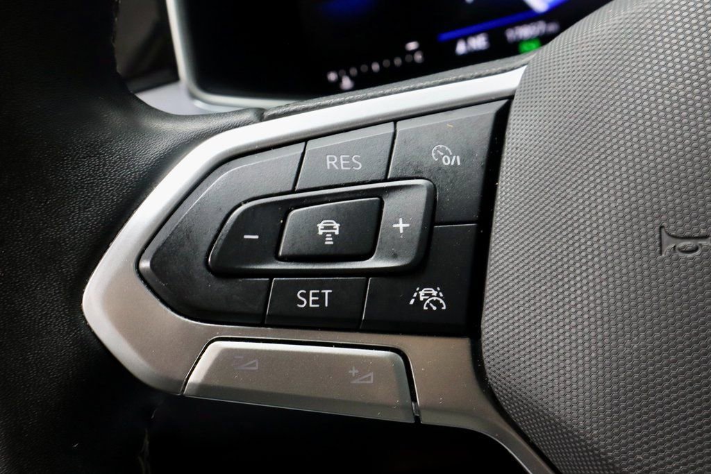 Used 2025 Volkswagen Taos SE image 27