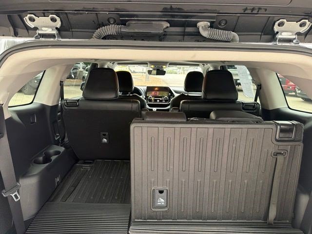 Used 2024 Toyota Highlander Limited AWD/4WD image 16