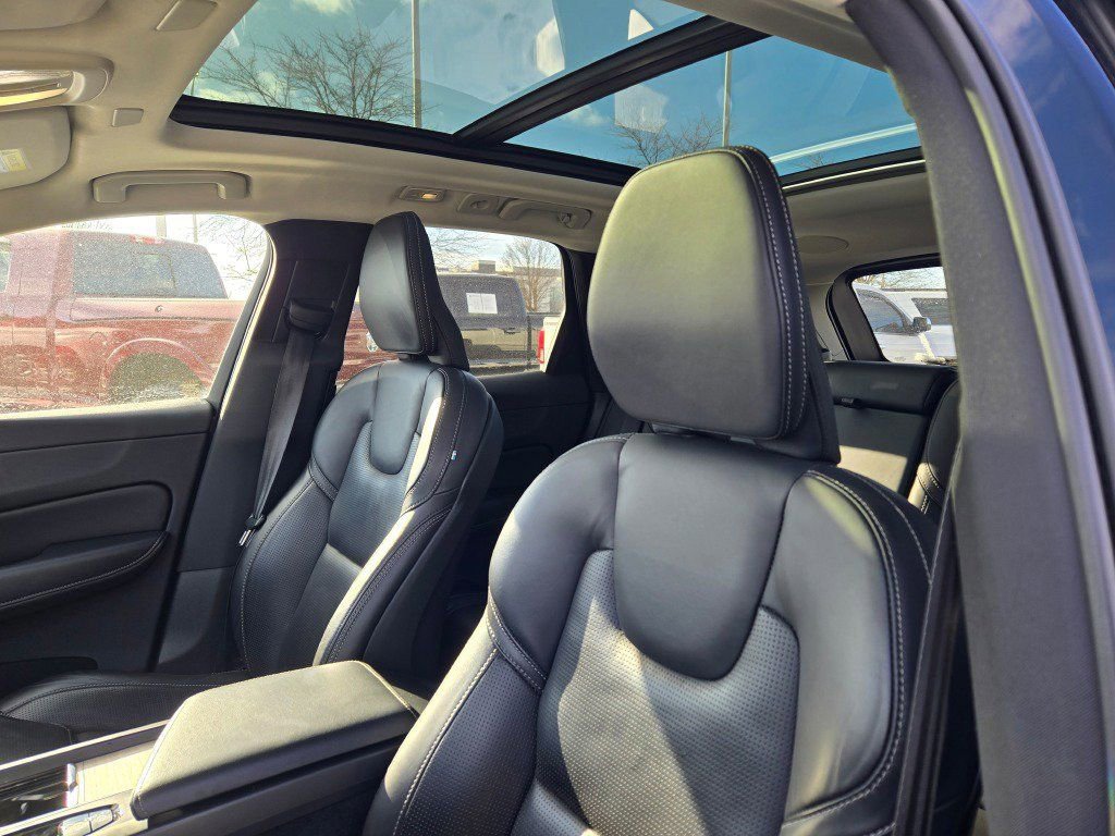 Used 2022 Volvo XC60 T8 Inscription w/ Advanced Package image 24