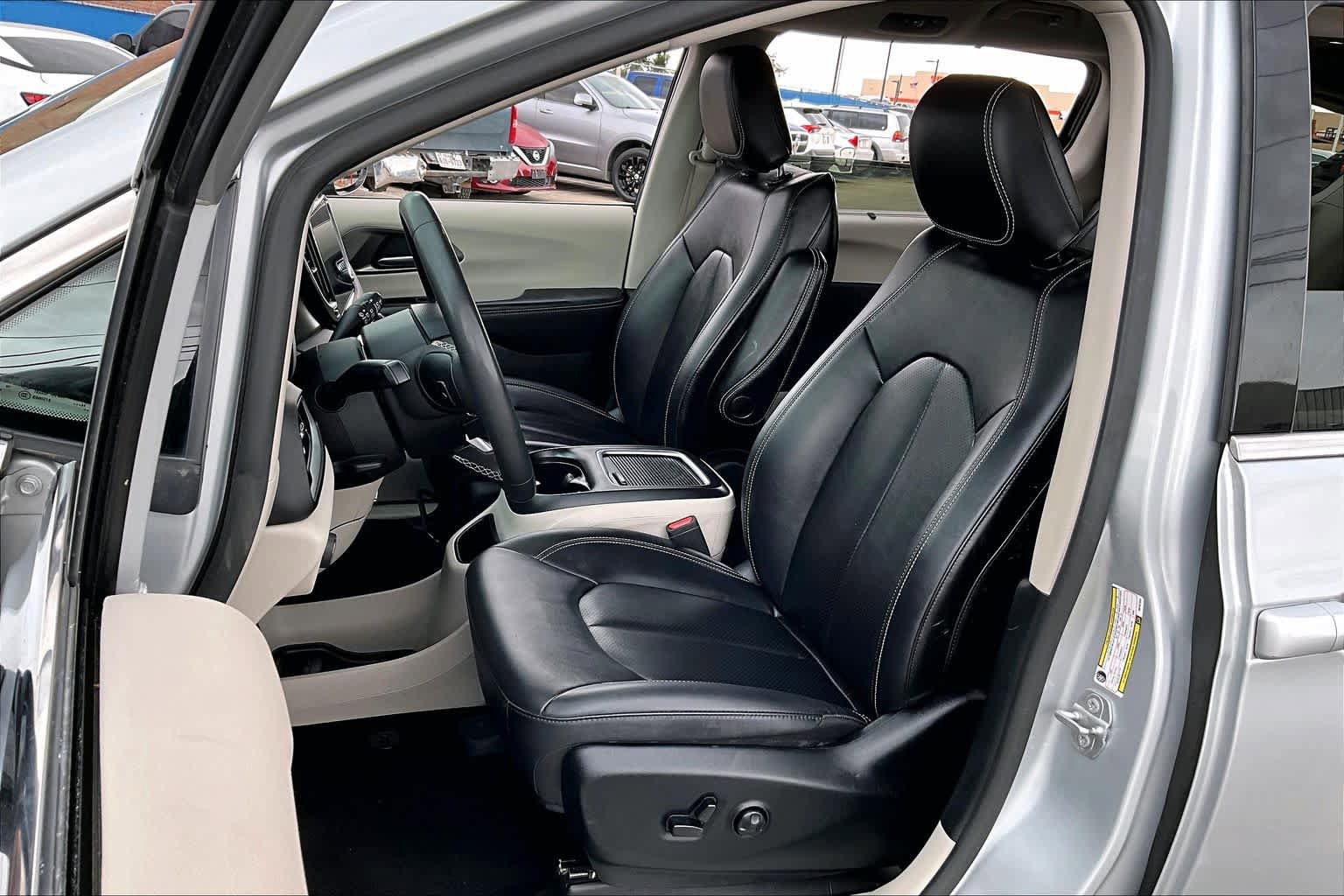 Used 2024 Chrysler Pacifica Touring-L FWD image 8