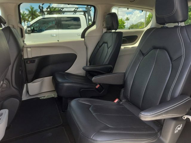 Used 2022 Chrysler Pacifica Touring-L AWD/4WD image 14