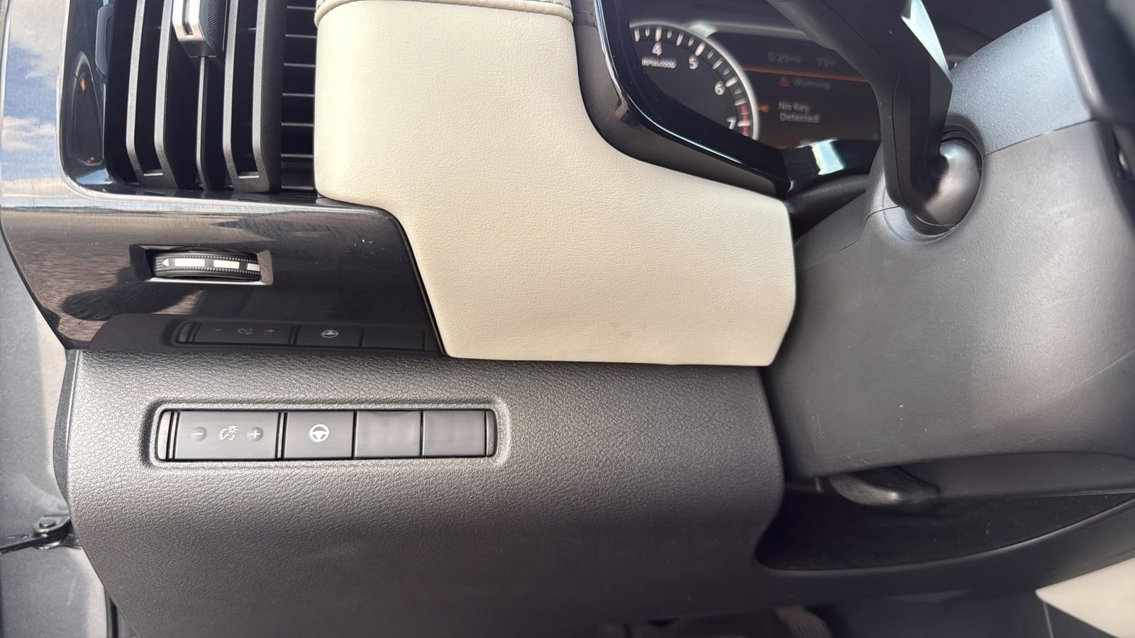 Used 2024 Nissan Pathfinder SV FWD image 17