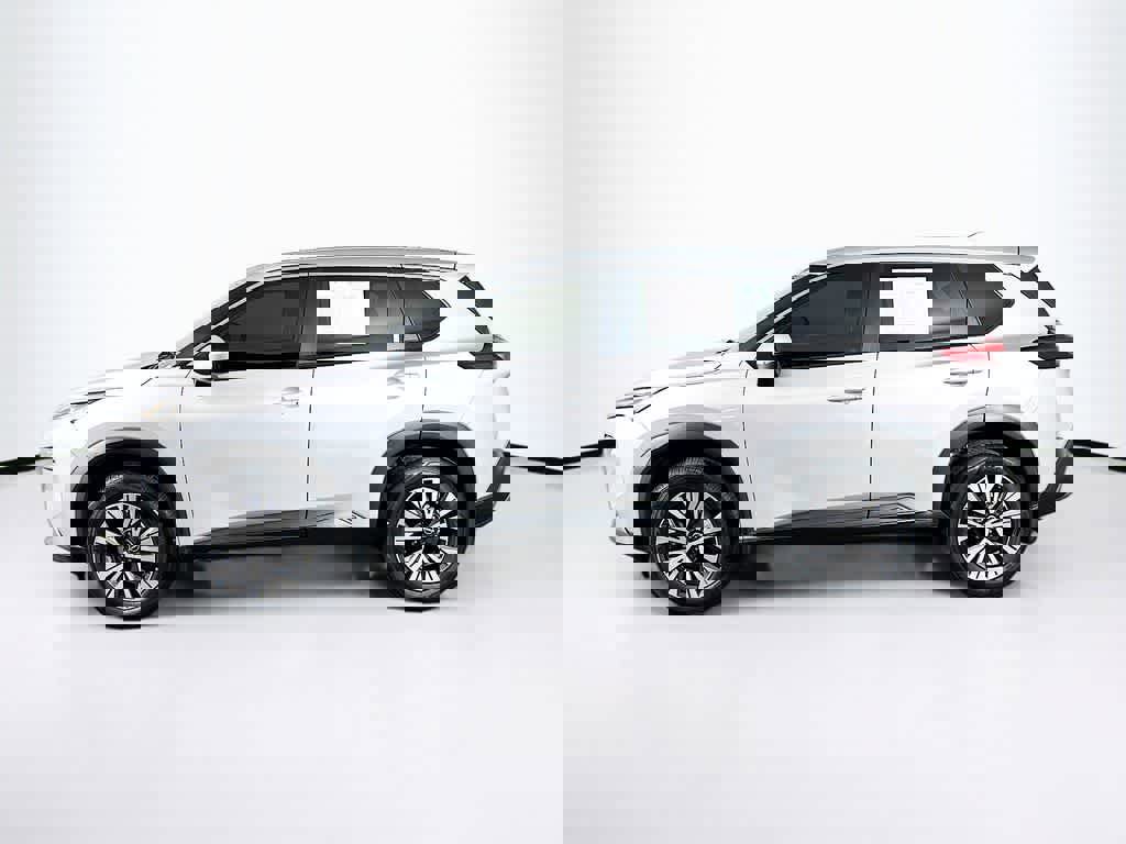 Used 2022 Nissan Rogue SV image 3