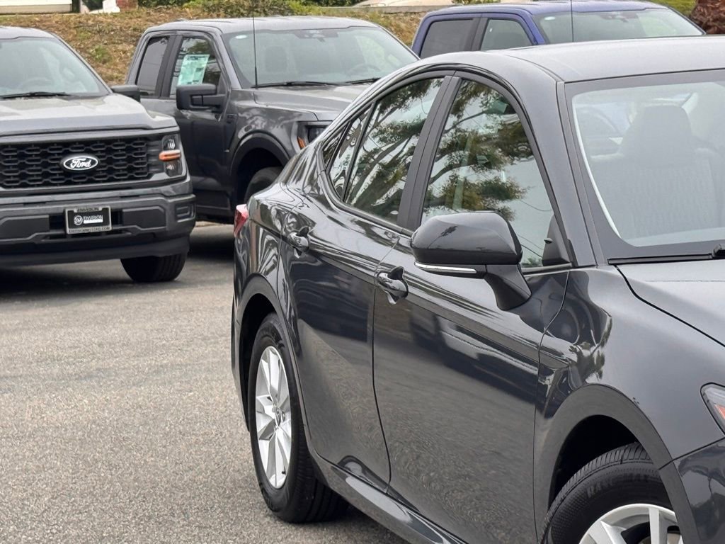 Used 2025 Toyota Camry LE FWD image 5