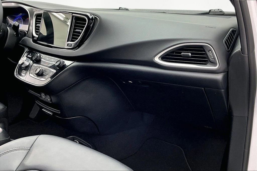 Used 2025 Chrysler Pacifica Select image 17