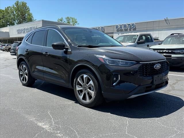 Certified 2023 Ford Escape Platinum AWD/4WD image 2