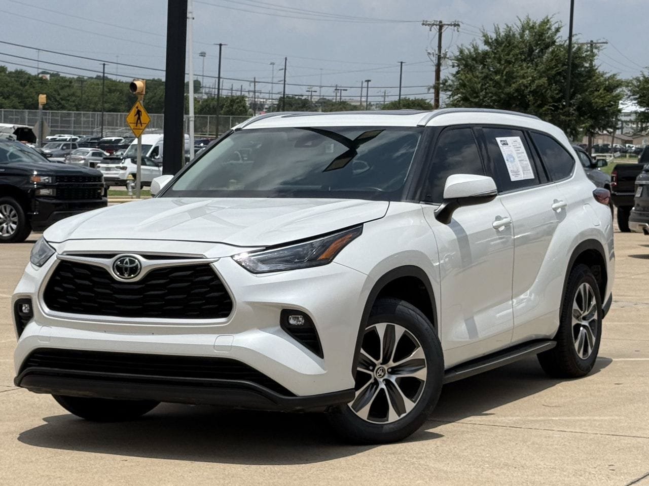 Used 2022 Toyota Highlander XLE FWD image 2
