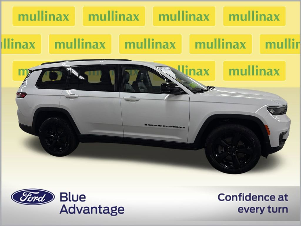Used 2022 Jeep Grand Cherokee L Limited w/ Black Appearance Package AWD/4WD image 2