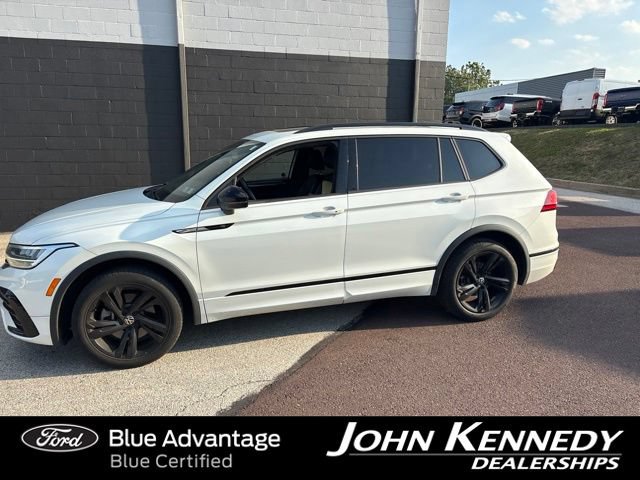 Used 2023 Volkswagen Tiguan SE R-Line AWD/4WD image 3