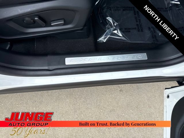 Certified 2024 Ford Explorer Limited w/ Limited Technology Package AWD/4WD image 9