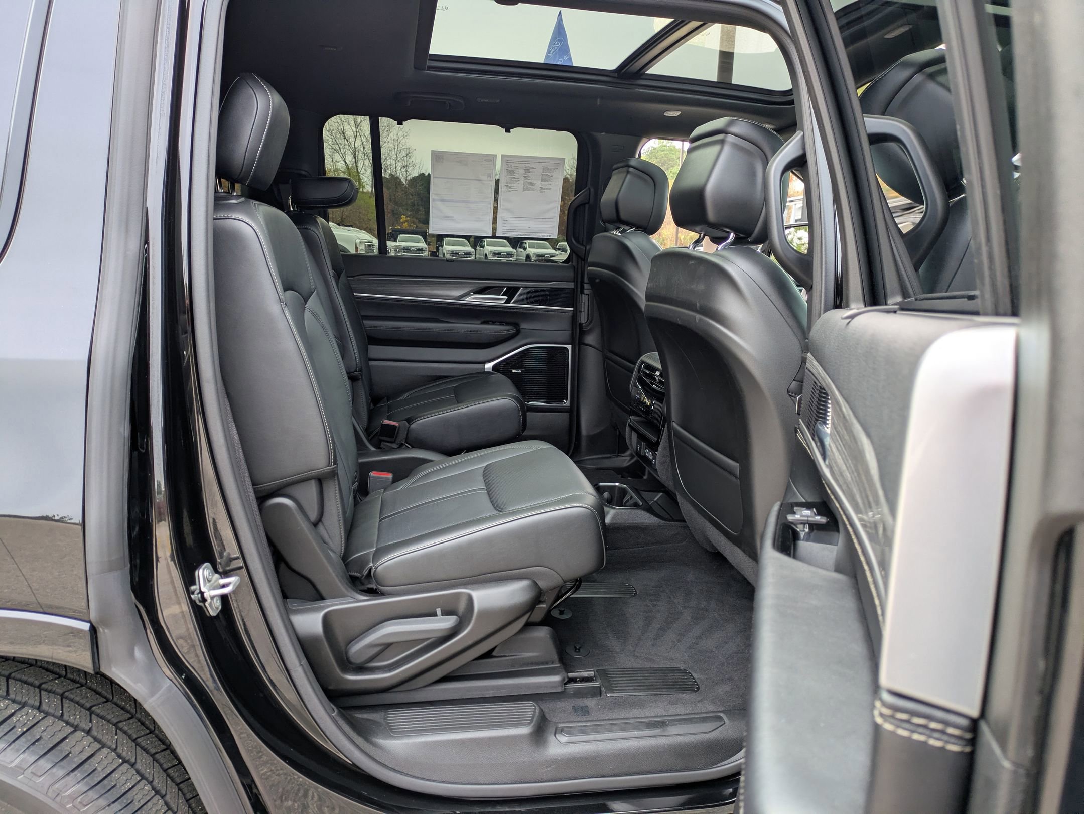 Used 2024 Jeep Wagoneer Series III w/ Premium Group I image 35