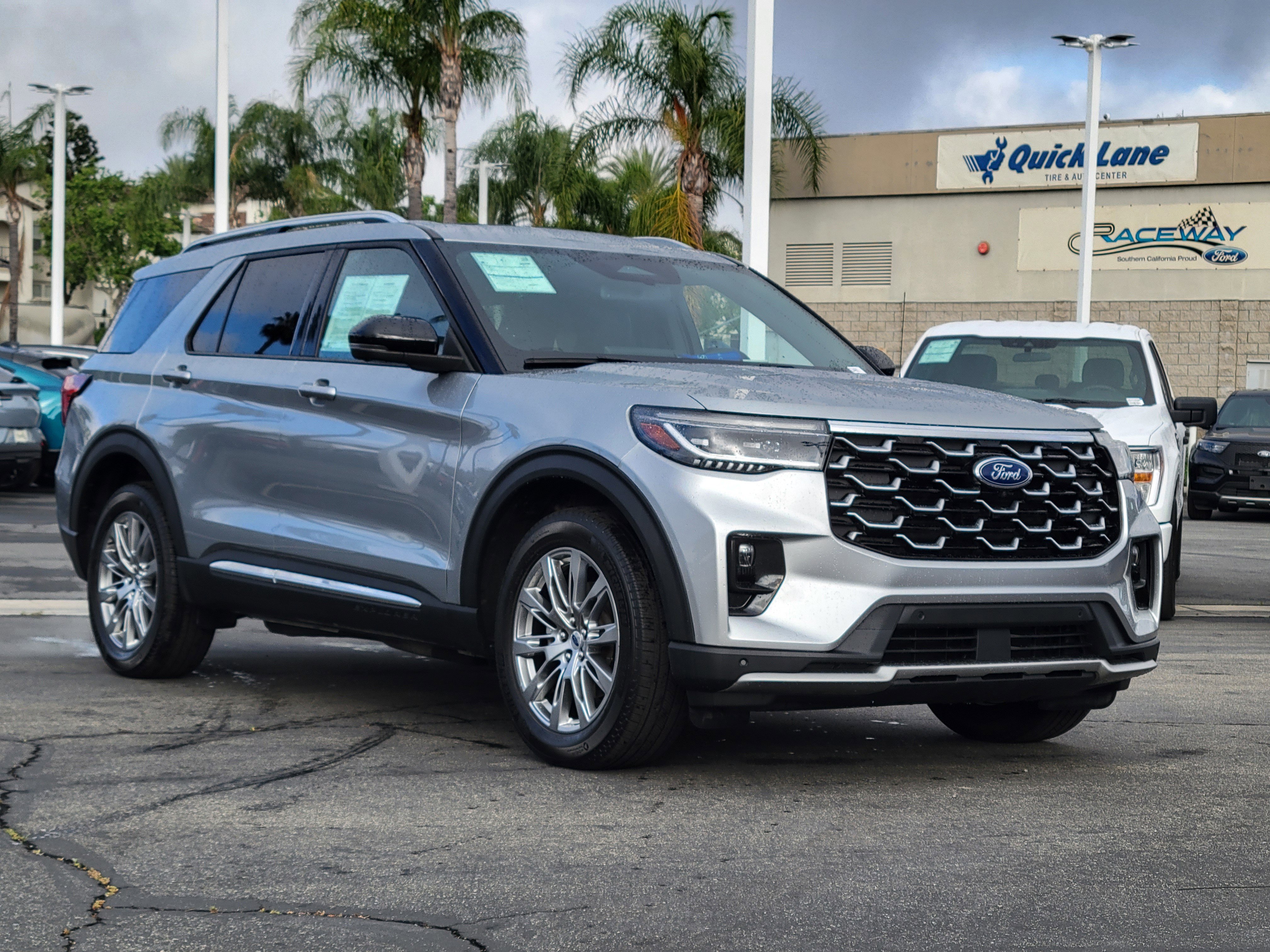 Certified 2025 Ford Explorer Platinum AWD/4WD image 1