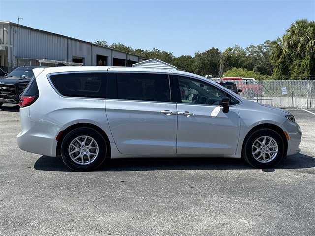 Used 2024 Chrysler Pacifica Touring-L image 3