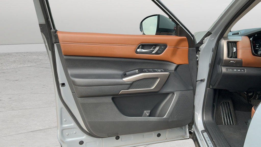 Used 2024 Nissan Pathfinder Platinum FWD image 18