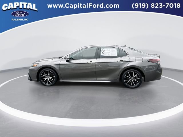 Used 2023 Toyota Camry SE image 3