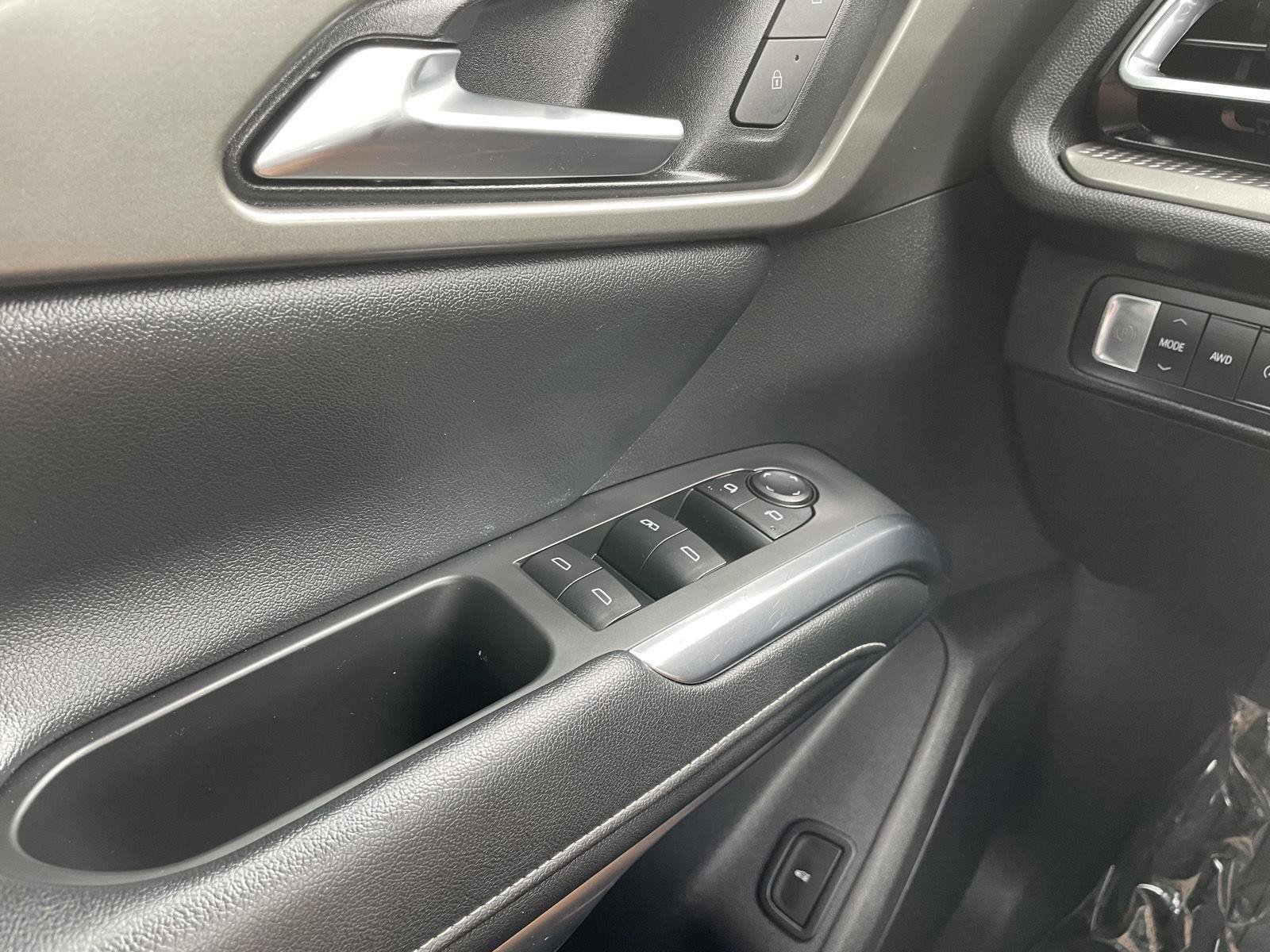 Used 2025 Chevrolet Traverse LT AWD/4WD image 29