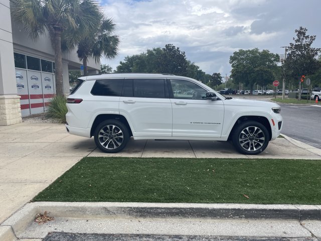 Used 2023 Jeep Grand Cherokee L Overland w/ Advanced Protech Group III AWD/4WD image 8